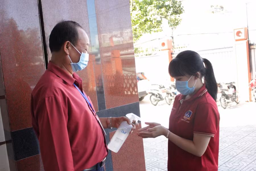 Học sinh Trường THCS-THPT Đào Duy Anh rửa tay sát khuẩn trước khi vào trường. Ảnh NTCC