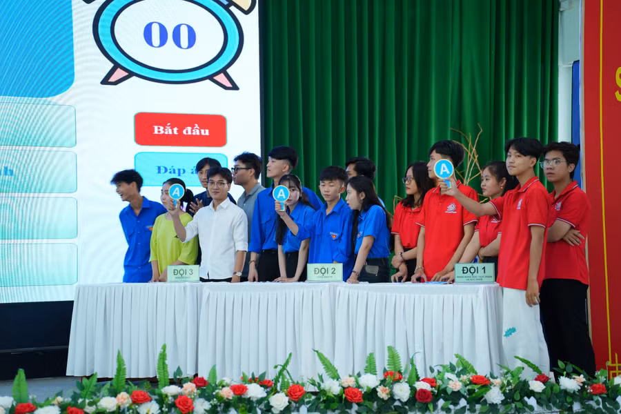 Các đội tham gia phần thi trả lời câu hỏi trắc nghiệm.