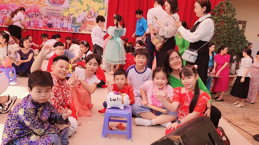 Cô, trò Trường TH Ngô Quyền (quận Ninh Kiều, TP Cần Thơ) trong hoạt động vui xuân.