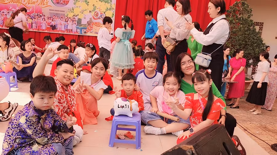 Cô, trò Trường TH Ngô Quyền (quận Ninh Kiều, TP Cần Thơ) trong hoạt động vui xuân.