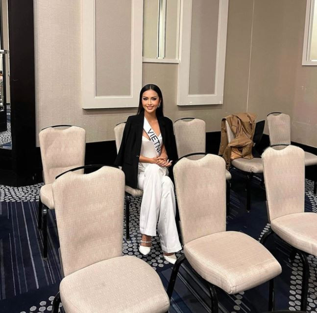 Hoa hậu Ngọc Châu diện lại chiếc áo "vía" của mẹ. Hoa hậu Ngọc Châu diện lại chiếc áo "vía" của mẹ.