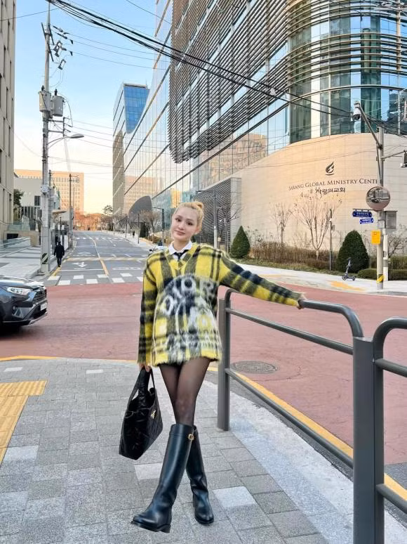 Hiền Hồ đã có chuyến du lịch ở Hàn Quốc: "Này thì năm mới", nữ ca sĩ viết.