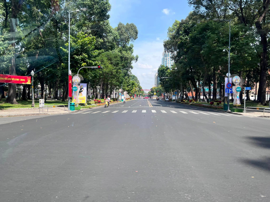 Nam ca sĩ dạo phố Sài Gòn để cảm nhận sự yên bình trong ngày tết.