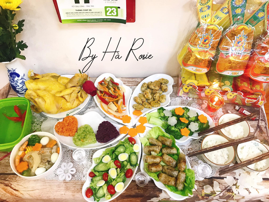 Mâm cúng ông Công ông Táo được chuẩn bị đủ đầy, trang trí tỉ mỉ của chị Hà Rosie.