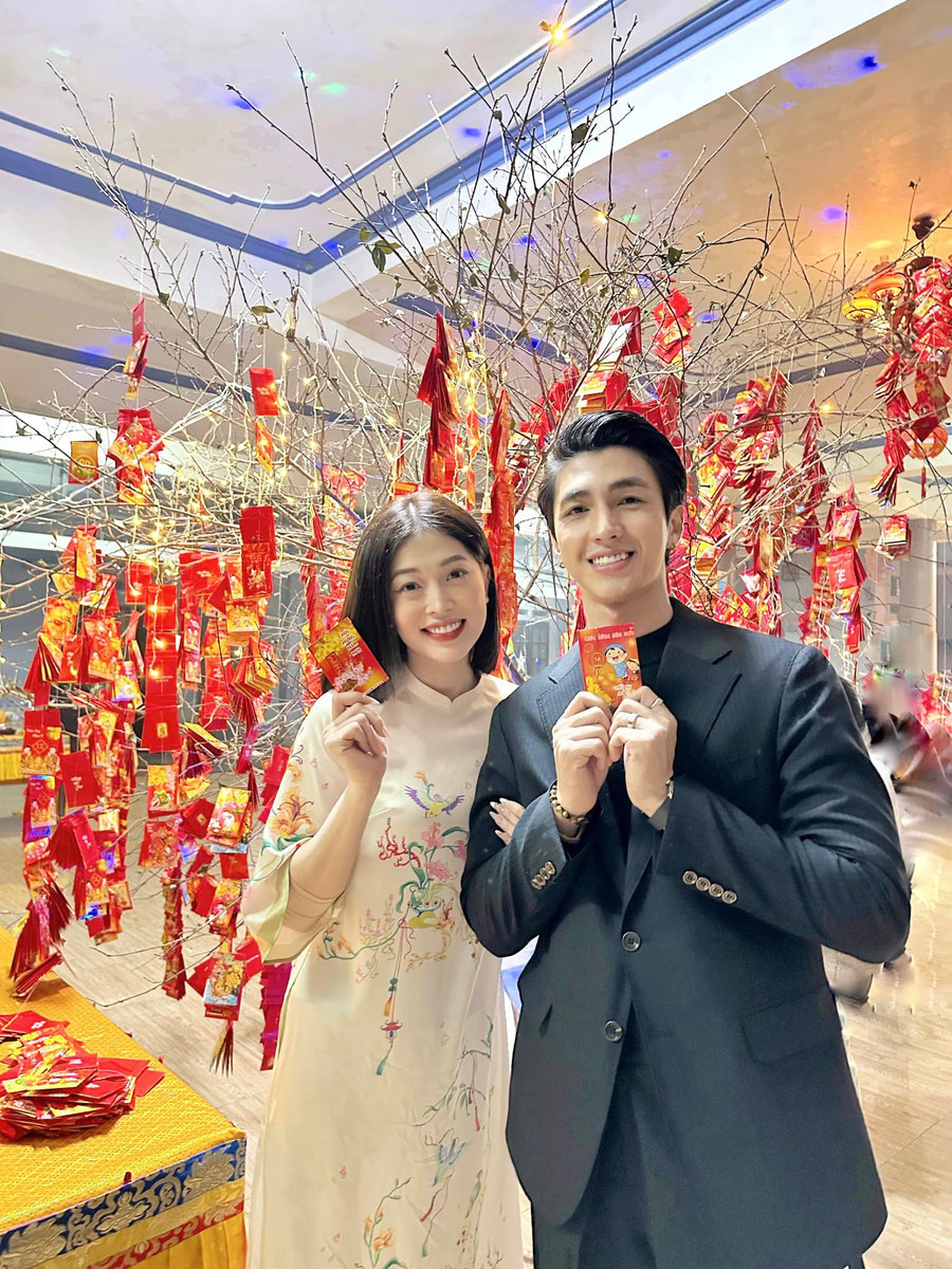 Á hậu Phương Nga cùng ông xã về quê đón tết cùng bố mẹ chồng. Trên trang cá nhân, Phương Nga xúc động chia sẻ: "Đón cái Tết đầu tiên không ở Hà Nội. Chúc mừng năm mới những người con yêu". Á hậu Phương Nga cùng ông xã về quê đón tết cùng bố mẹ chồng. Trên trang cá nhân, Phương Nga xúc động chia sẻ: "Đón cái Tết đầu tiên không ở Hà Nội. Chúc mừng năm mới những người con yêu".