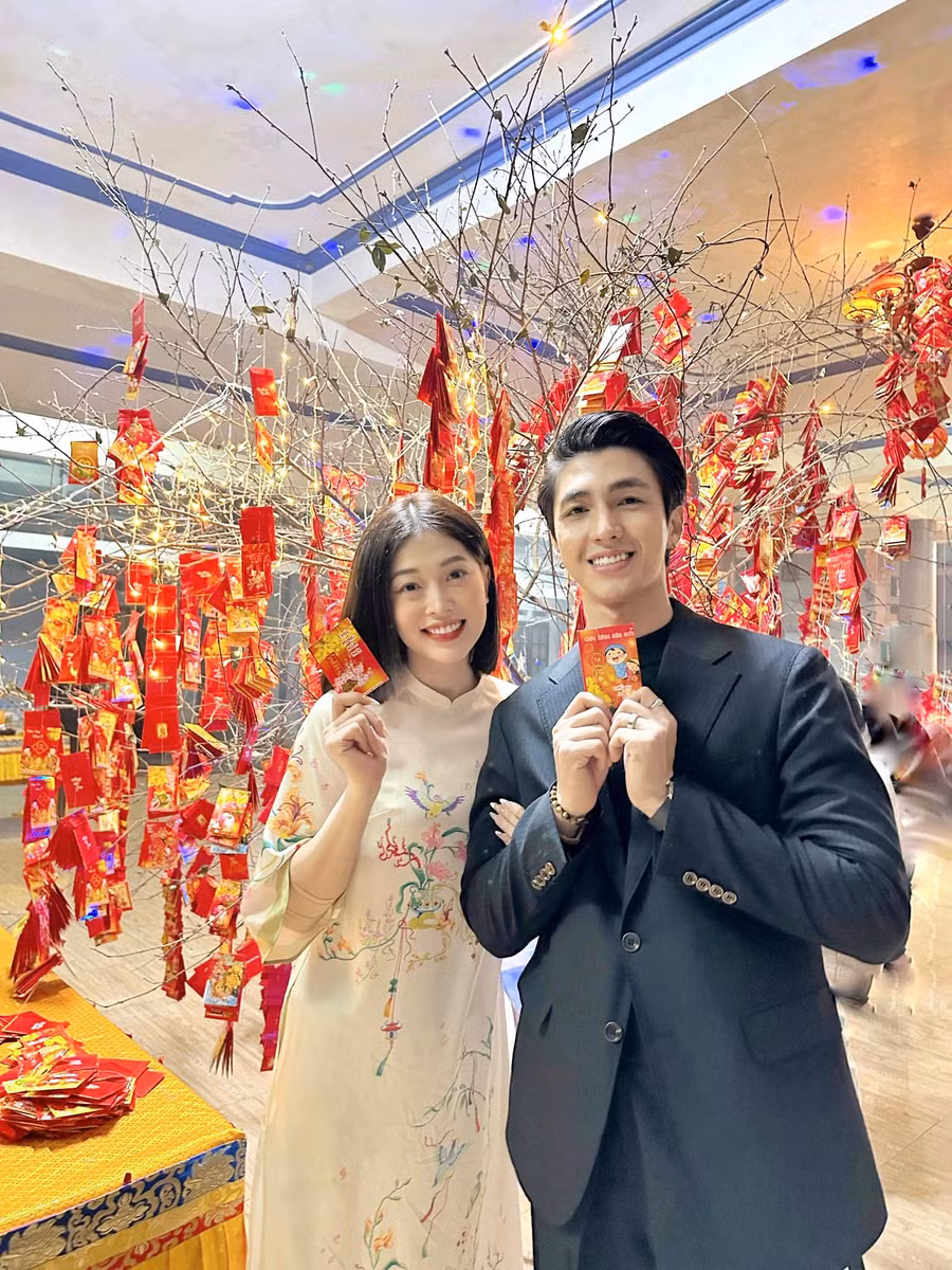 Á hậu Phương Nga cùng ông xã về quê đón tết cùng bố mẹ chồng. Trên trang cá nhân, Phương Nga xúc động chia sẻ: "Đón cái Tết đầu tiên không ở Hà Nội. Chúc mừng năm mới những người con yêu".