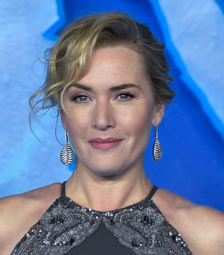 Kate Winlet (47 tuổi): Kate không muốn đảo ngược quá trình lão hóa. Cô ấy yêu những nếp nhăn của mình và chăm sóc da thật kỹ, sử dụng các sản phẩm làm đẹp cần thiết. Kate Winlet (47 tuổi): Kate không muốn đảo ngược quá trình lão hóa. Cô ấy yêu những nếp nhăn của mình và chăm sóc da thật kỹ, sử dụng các sản phẩm làm đẹp cần thiết.