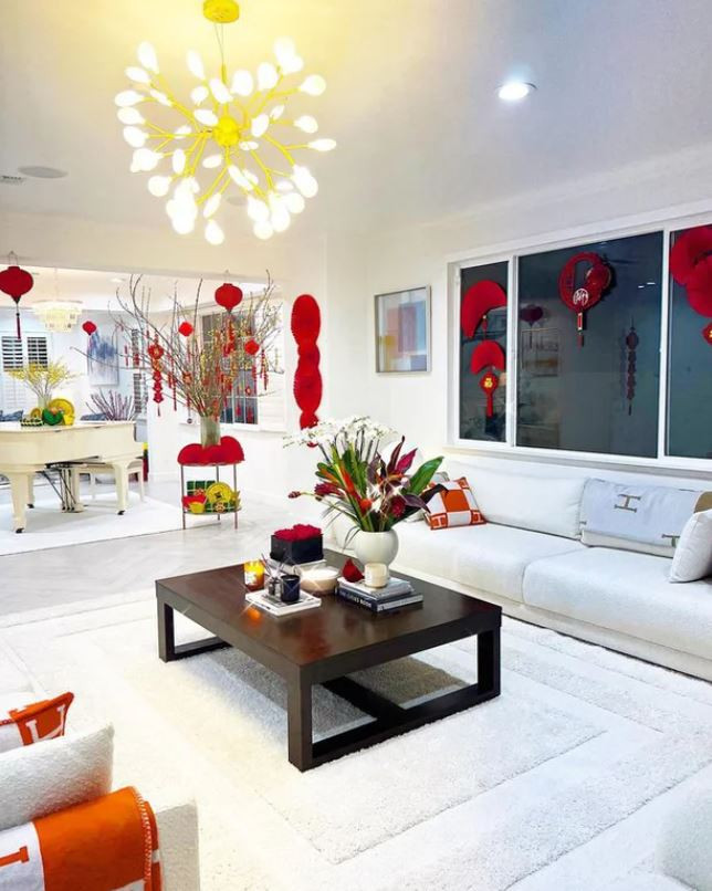 Trong không khí rạo rực của năm mới, tại Mỹ, Hoa hậu Phạm Hương cũng tất bật chuẩn bị đồ đạc để trang trí căn biệt thự triệu đô. Đặc biệt, không chỉ Tết Nguyên đán năm nay mà năm nào Phạm Hương cũng dành nhiều tâm huyết để mang không khí năm mới về nhà.