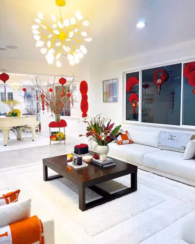 Trong không khí rạo rực của năm mới, tại Mỹ, Hoa hậu Phạm Hương cũng tất bật chuẩn bị đồ đạc để trang trí căn biệt thự triệu đô. Đặc biệt, không chỉ Tết Nguyên đán năm nay mà năm nào Phạm Hương cũng dành nhiều tâm huyết để mang không khí năm mới về nhà.