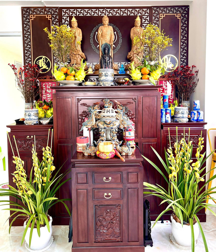 Diễn viên Hiệp Hòa bày tỏ: &quot;23 tháng chạp đưa ông bà Táo về trời. Chúc Ông Bà Táo thuận buồm xuôi gió và thượng lộ bình an - giao thừa con đón ông bà về lại nhà của chúng ta nhé ạ!&quot;.