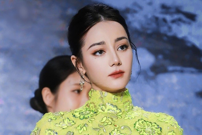 Vị trí số 5: Địch Lệ Nhiệt Ba là một nữ diễn viên, người dẫn chương trình, vũ công, ca sĩ và người mẫu người Trung Quốc. Cô ấy được coi là một trong những đại sứ thương hiệu được săn đón nhiều nhất ở Trung Quốc do có nhiều hợp đồng quảng cáo từ thực phẩm và đồ uống đến các sản phẩm công nghệ, và gần đây cô ấy đã nổi tiếng nhờ vai diễn trong bộ phim truyền hình cổ trang The Long Ballad (2021).