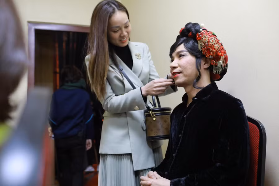 Ngọc Hà chăm chút cho NSND Công Lý bên trong hậu trường chương trình Táo Quân 2023.