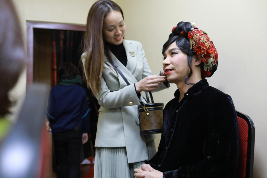 Ngọc Hà chăm chút cho NSND Công Lý bên trong hậu trường chương trình Táo Quân 2023. Ngọc Hà chăm chút cho NSND Công Lý bên trong hậu trường chương trình Táo Quân 2023.