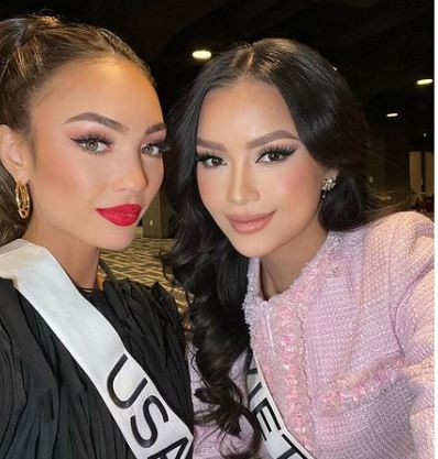 Ngọc Châu chụp ảnh cùng tân Miss Universe 2022. Ngọc Châu chụp ảnh cùng tân Miss Universe 2022.