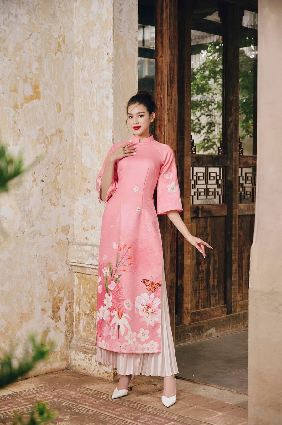 Sở hữu nét đẹp nhẹ nhàng, dịu dàng, Hoa hậu Đỗ Thị Hà lựa chọn tà áo dài cách tân với màu sắc tươi mới đã góp phần tôn lên sắc vóc nổi bật của mình.