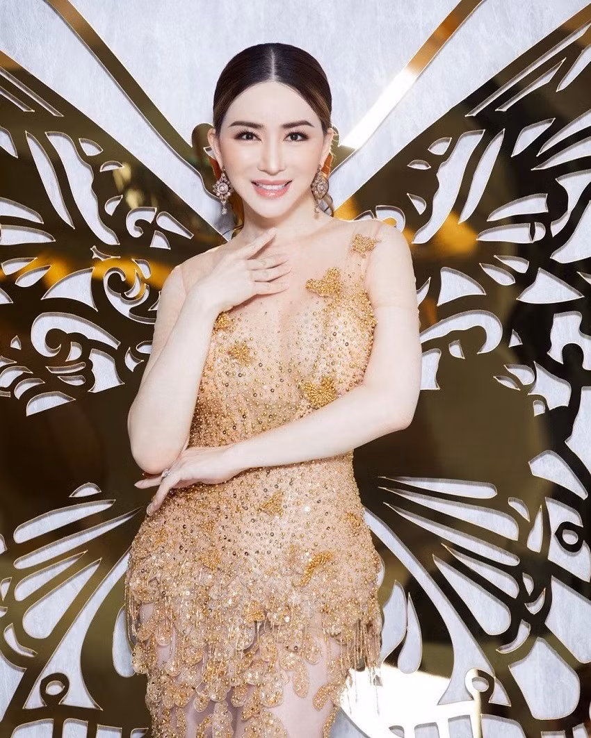 Nữ tỷ phú người Thái Lan - Anne Jakapong Jakrajutatip đã mua lại cuộc thi Hoa hậu Hoàn vũ.