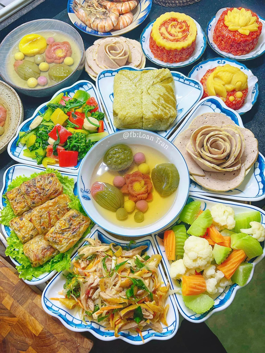 Mâm cỗ cúng ông Công ông Táo được chuẩn bị vô cùng công phu và tỉ mỉ của chị Loan Trần.