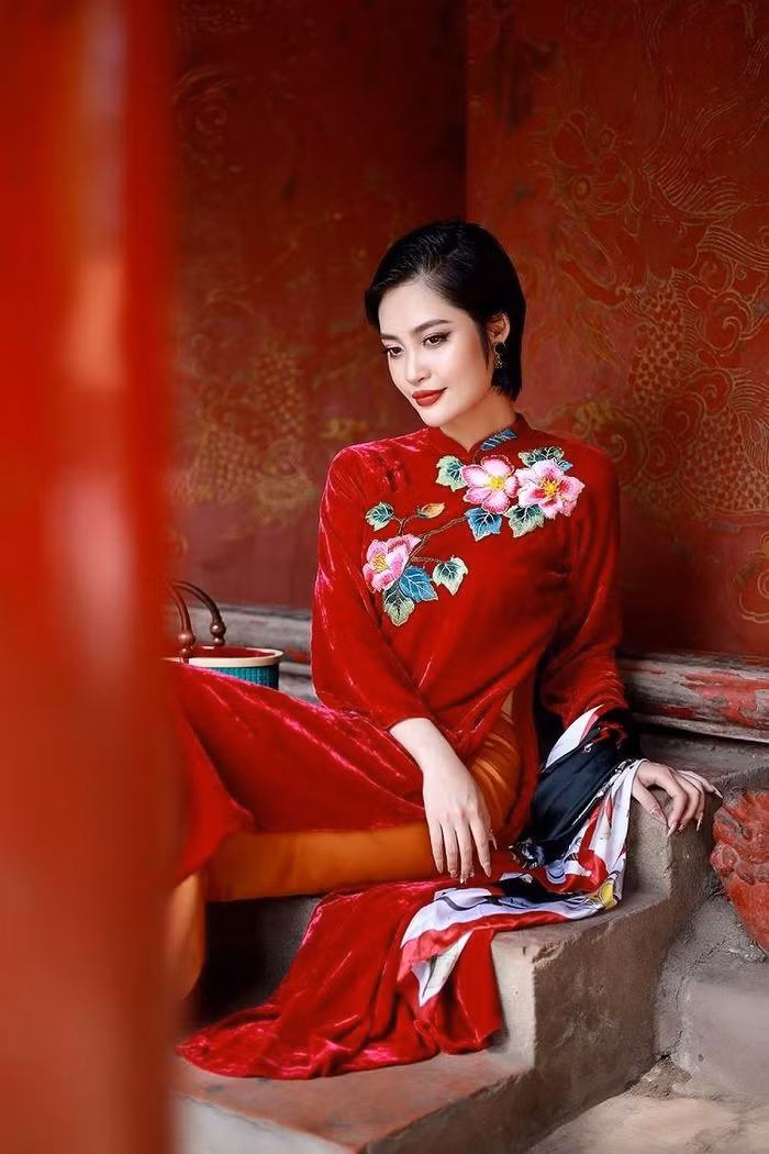 Hoa hậu các dân tộc Việt Nam 2022 Nông Thúy Hằng diện áo dài nhung đỏ kết hợp với phong cách trang điểm vô cùng cá tính. Hoa hậu các dân tộc Việt Nam 2022 Nông Thúy Hằng diện áo dài nhung đỏ kết hợp với phong cách trang điểm vô cùng cá tính.