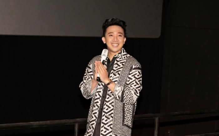 Trấn Thành tại buổi họp báo ra mắt phim.