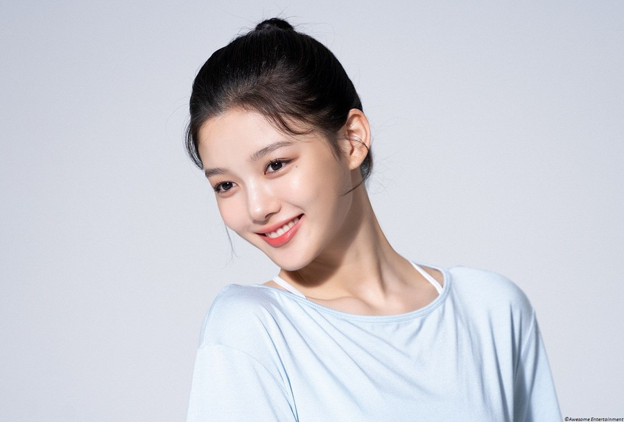 Vị trí số 6: Kim Yoo Jung là một nữ diễn viên Hàn Quốc ra mắt với tư cách là một người mẫu nhí khi mới 4 tuổi. Cô đảm nhận vai chính đầu tiên trong bộ phim trong Người tình ánh trăng (2016) và cũng đã đóng vai chính trong Because I Love You (2017), Clean with Passion for Now (2018), Backstreet Rookie (2020), The 8th Night (2021), Lovers of the Red Sky (2021) và Cô gái thế kỷ 20 (2022).
