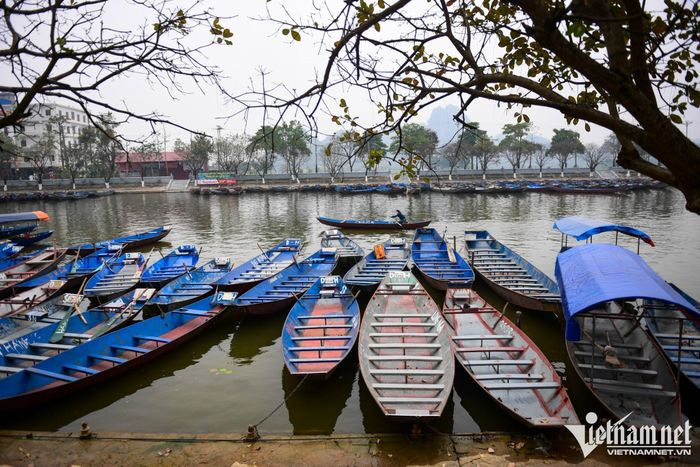 Số lượng lớn thuyền đò đã được chuẩn bị sẵn sàng để đưa đón du khách. (Ảnh: vietnamnet.vn). Số lượng lớn thuyền đò đã được chuẩn bị sẵn sàng để đưa đón du khách. (Ảnh: vietnamnet.vn).