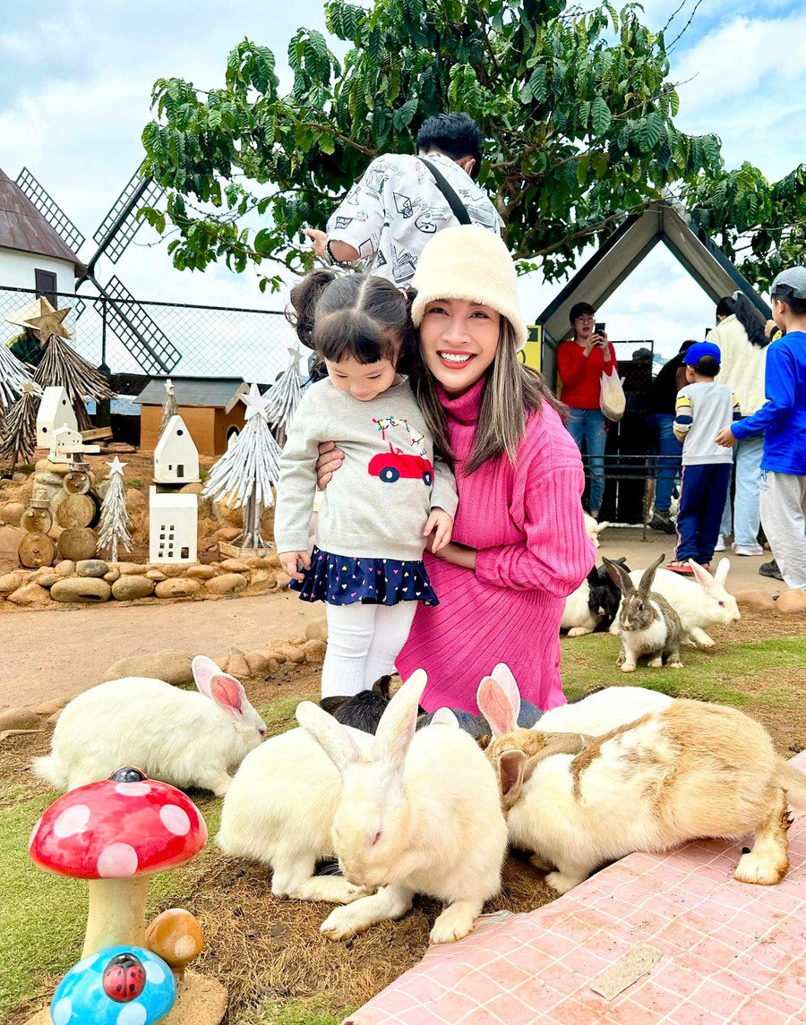 Ca sĩ Pha Lê cùng con gái đã có một kỳ nghỉ Tết dương lịch vui vẻ tại Đà Lạt.