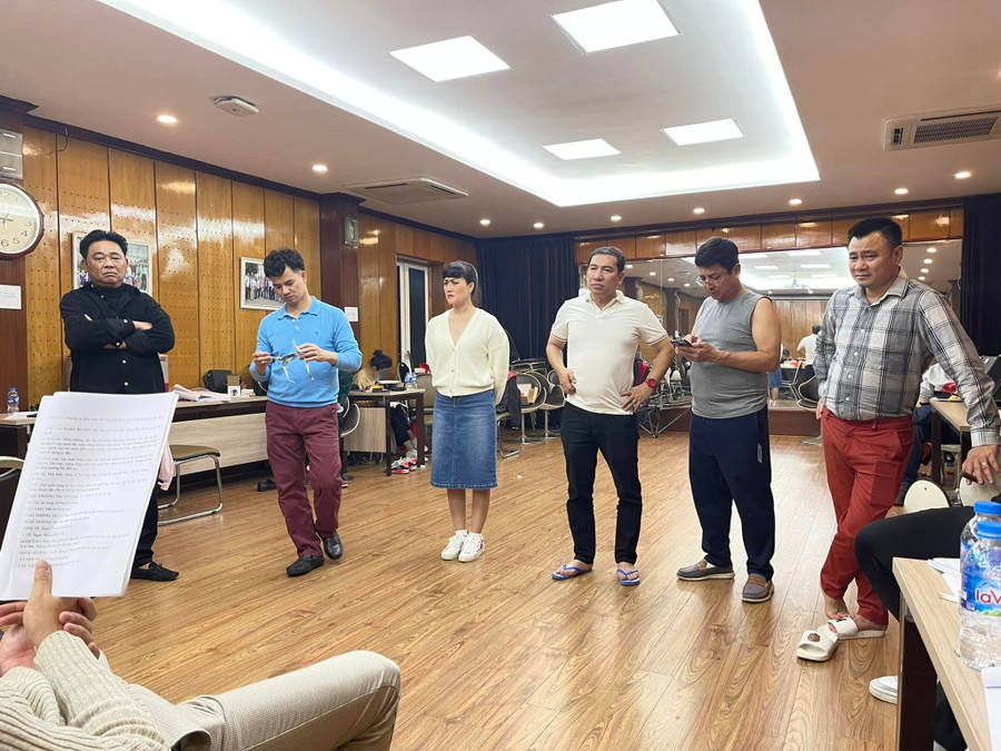 Dàn nghệ sĩ gồm Quốc Khánh, Xuân Bắc, Vân Dung, Quang Thắng, Chí Trung, Tự Long... tích cực tập luyện Táo Quân 2022 tới tận đêm khuya. Dàn nghệ sĩ gồm Quốc Khánh, Xuân Bắc, Vân Dung, Quang Thắng, Chí Trung, Tự Long... tích cực tập luyện Táo Quân 2022 tới tận đêm khuya.