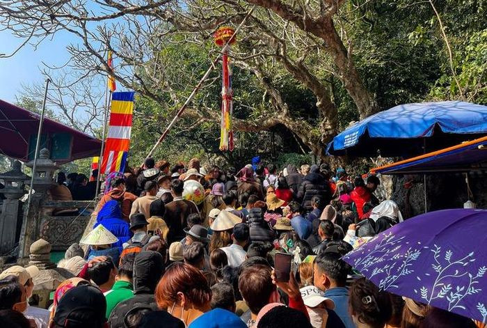 Dòng người nối đuôi nhau đi lễ chùa Hương từ rất sớm (Ảnh: Báo Người Lao Động). Dòng người nối đuôi nhau đi lễ chùa Hương từ rất sớm (Ảnh: Báo Người Lao Động).