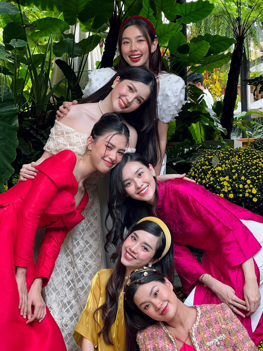 "Tết này cũng giống Tết xưa. Vẫn là chúng tôi nè", Hoa hậu Tiểu Vy chia sẻ về bộ ảnh chụp cùng các chị em hoa hậu của mình. "Tết này cũng giống Tết xưa. Vẫn là chúng tôi nè", Hoa hậu Tiểu Vy chia sẻ về bộ ảnh chụp cùng các chị em hoa hậu của mình.