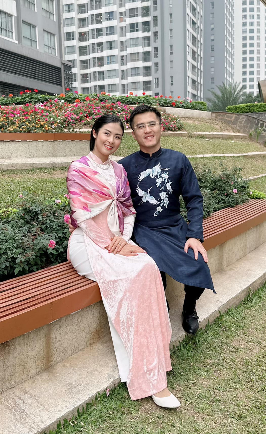 Hoa hậu Ngọc Hân sánh đôi cùng ông xã trong ngày Tết. Trước đó, cả hai đã có khoảng thời gian dài tìm hiểu rồi mới quyết định tiến tới hôn nhân. Hoa hậu Ngọc Hân sánh đôi cùng ông xã trong ngày Tết. Trước đó, cả hai đã có khoảng thời gian dài tìm hiểu rồi mới quyết định tiến tới hôn nhân.