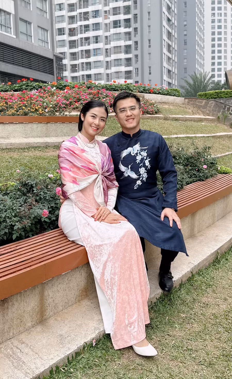 Hoa hậu Ngọc Hân sánh đôi cùng ông xã trong ngày Tết. Trước đó, cả hai đã có khoảng thời gian dài tìm hiểu rồi mới quyết định tiến tới hôn nhân.