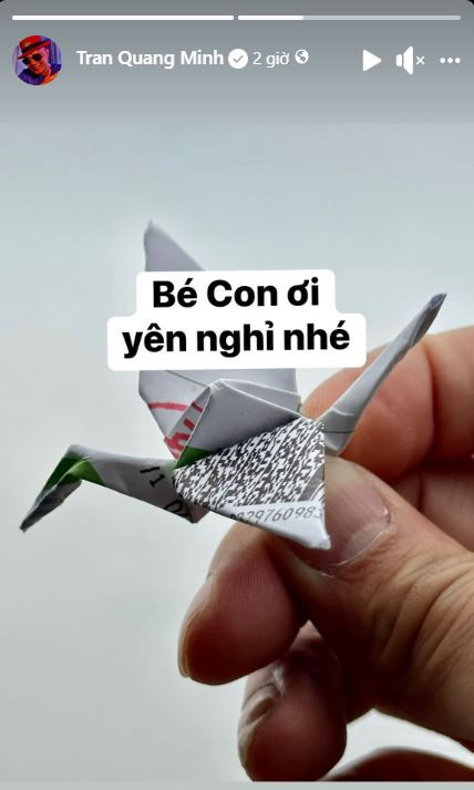 Biên tập viên Trần Quang Minh gửi một cánh hạc nhỏ và mong bé sẽ yên nghỉ. Biên tập viên Trần Quang Minh gửi một cánh hạc nhỏ và mong bé sẽ yên nghỉ.