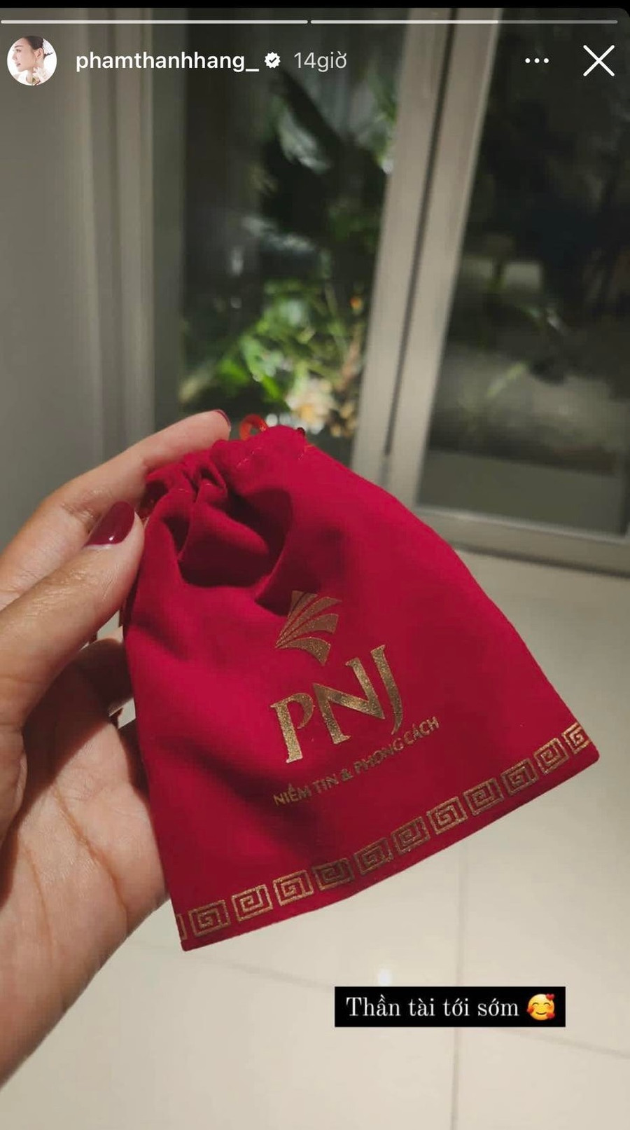 Siêu mẫu Thanh Hằng đón thần tài từ sớm. Siêu mẫu Thanh Hằng đón thần tài từ sớm.