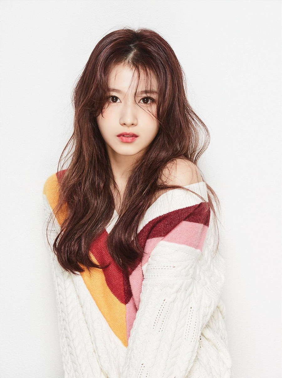 Vị trí số 8: Sana (TWICE) là một thần tượng và là thành viên của TWICE, trong đó cô giữ vị trí hát phụ.