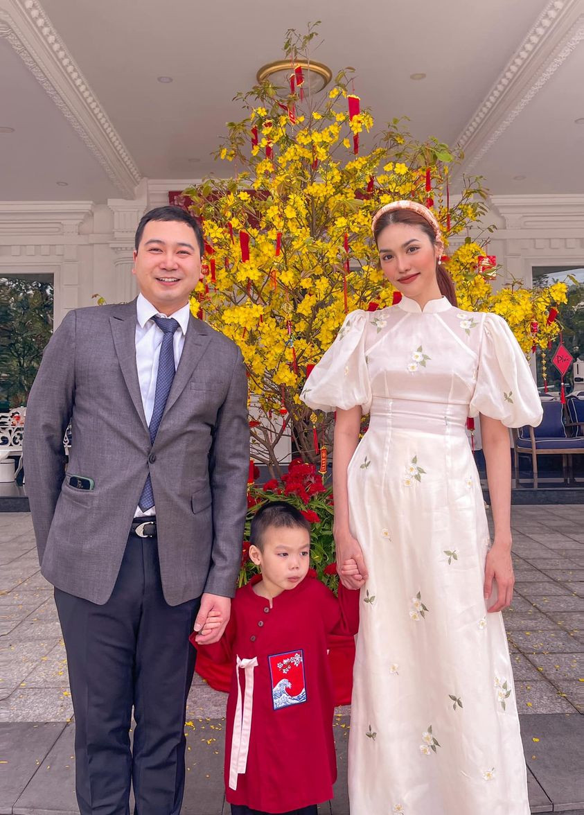Hoa khôi áo dài Lan Khuê cùng ông xã và cậu con trai yêu quý trong ngày đầu Xuân năm mới. Hoa khôi áo dài Lan Khuê cùng ông xã và cậu con trai yêu quý trong ngày đầu Xuân năm mới.