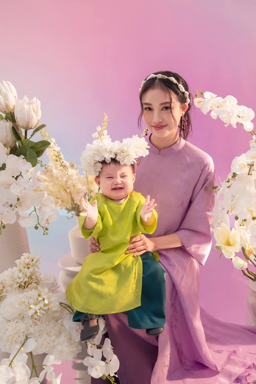 Bé Pam - con gái đầu lòng của hotgirl Salim và chồng thiếu gia cũng lên đồ diện Tết từ khá sớm. Nhóc tỳ này đã thu hút một lượng fan rất lớn bởi vẻ ngoài đáng yêu, xinh xắn của mình.