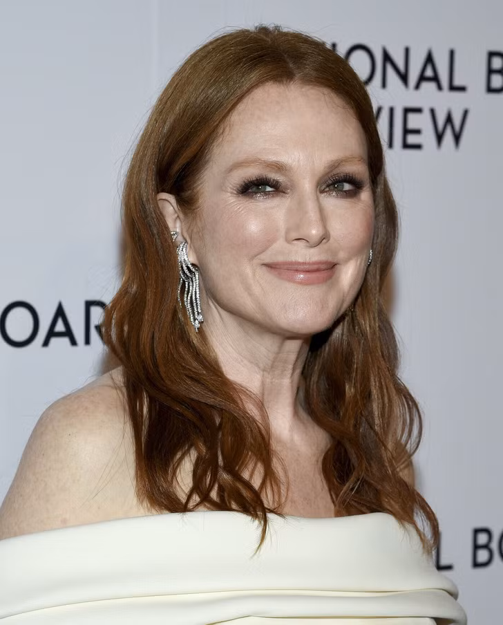 Julianne Moore (62 tuổi): Julianne tin rằng, botox cho thấy rõ một người đã làm điều gì đó với khuôn mặt của họ và nó thường trông rất kỳ lạ.