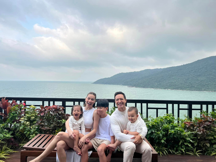 Nhân dịp nghỉ Tết Dương lịch, Hà Hồ và Kim Lý đưa các con đi nghỉ mát. Bà mẹ 3 con chia sẻ: &quot;Đến nơi tuyệt đẹp ở một khoảnh khắc tuyệt diệu. Cảm ơn 2022 đã mang đến những điều ngọt ngào và mọi thứ bình yên. Mong 2023 thật nhiều thuận lợi và rực rỡ&quot;