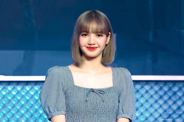 Vị trí số 4: Lisa (BLACKPINK) là một thần tượng K-Pop người Thái Lan và là thành viên của BLACKPINK. Cô đảm nhận vai trò nhảy chính, rapper chính và hát phụ.