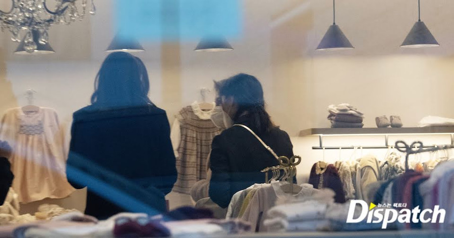 Vợ mới của Song Joong Ki cùng mẹ xuất hiện bên trong cửa hàng dành cho trẻ em. Vợ mới của Song Joong Ki cùng mẹ xuất hiện bên trong cửa hàng dành cho trẻ em.