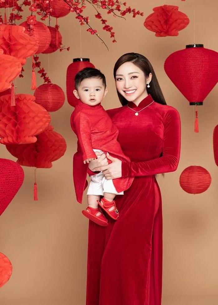 Con trai Chi Bảo cũng mặc áo dài đón Tết cổ truyền từ rất sớm.