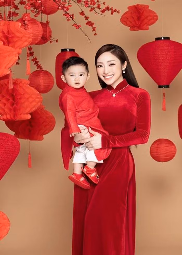 Con trai Chi Bảo cũng mặc áo dài đón Tết cổ truyền từ rất sớm.