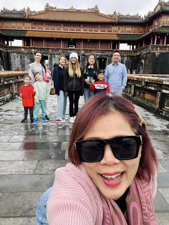 Ca sĩ Mỹ Lệ cùng gia đình về Huế ngày mưa: &quot;Ngang qua Đại Nội một ngày cuối năm. Hoàng thành gió rét căm căm. Rêu mờ che lối sao thăm được chàng&quot;.