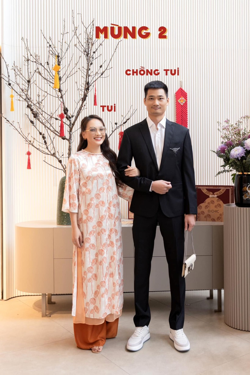 Diễn viên Bảo Thanh thướt tha trong tà áo dài duyên dáng.