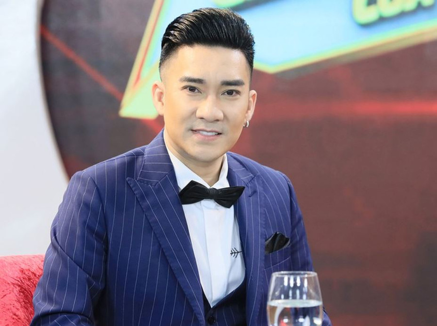 Nam ca sĩ Quang Hà.