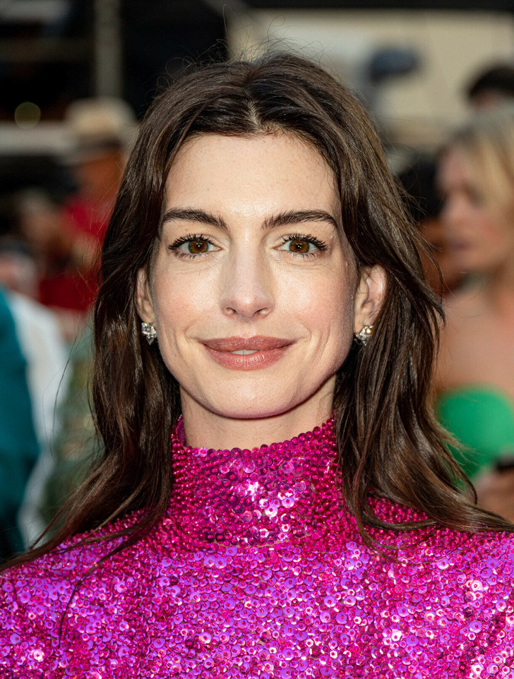 Anne Hathaway (40 tuổi): Ngôi sao của The Devil Wears Prada cho rằng, nếp nhăn khiến phụ nữ đẹp hơn. Anne Hathaway (40 tuổi): Ngôi sao của The Devil Wears Prada cho rằng, nếp nhăn khiến phụ nữ đẹp hơn.
