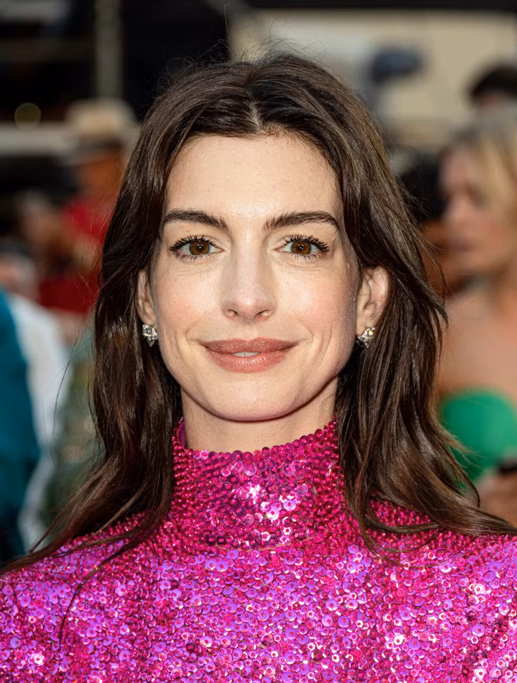 Anne Hathaway (40 tuổi): Ngôi sao của The Devil Wears Prada cho rằng, nếp nhăn khiến phụ nữ đẹp hơn.