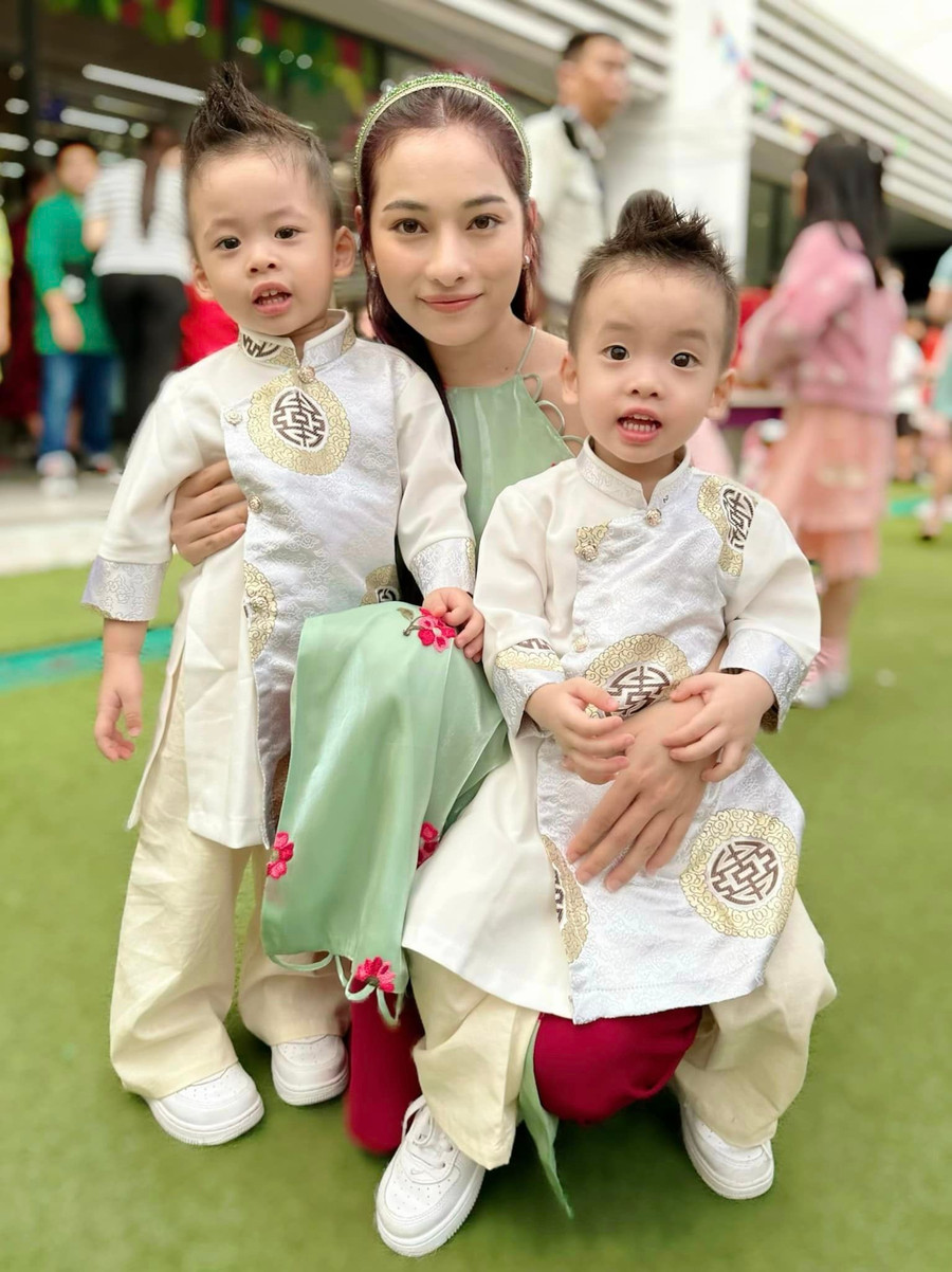 Hai cậu con trai sinh đôi của nhạc sĩ Dương Khắc Linh được bố mẹ &quot;lên đồ&quot; từ khá sớm để đến trường tham gia hoạt động chuẩn bị chào đón năm mới.