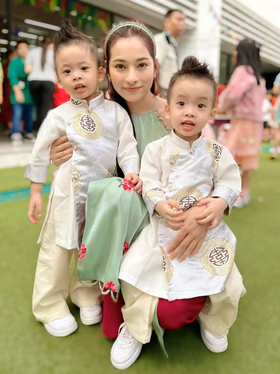 Hai cậu con trai sinh đôi của nhạc sĩ Dương Khắc Linh được bố mẹ "lên đồ" từ khá sớm để đến trường tham gia hoạt động chuẩn bị chào đón năm mới.