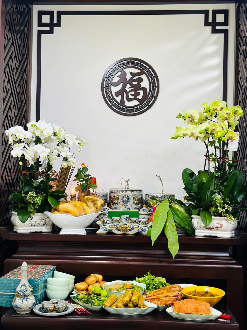 Ngọc Hà - vợ NSND Công Lý đã chuẩn bị mâm cúng ông Công, ông Táo từ rất sớm. Cô chia sẻ: &quot;Tiễn ông Táo về chầu trời!&quot;.